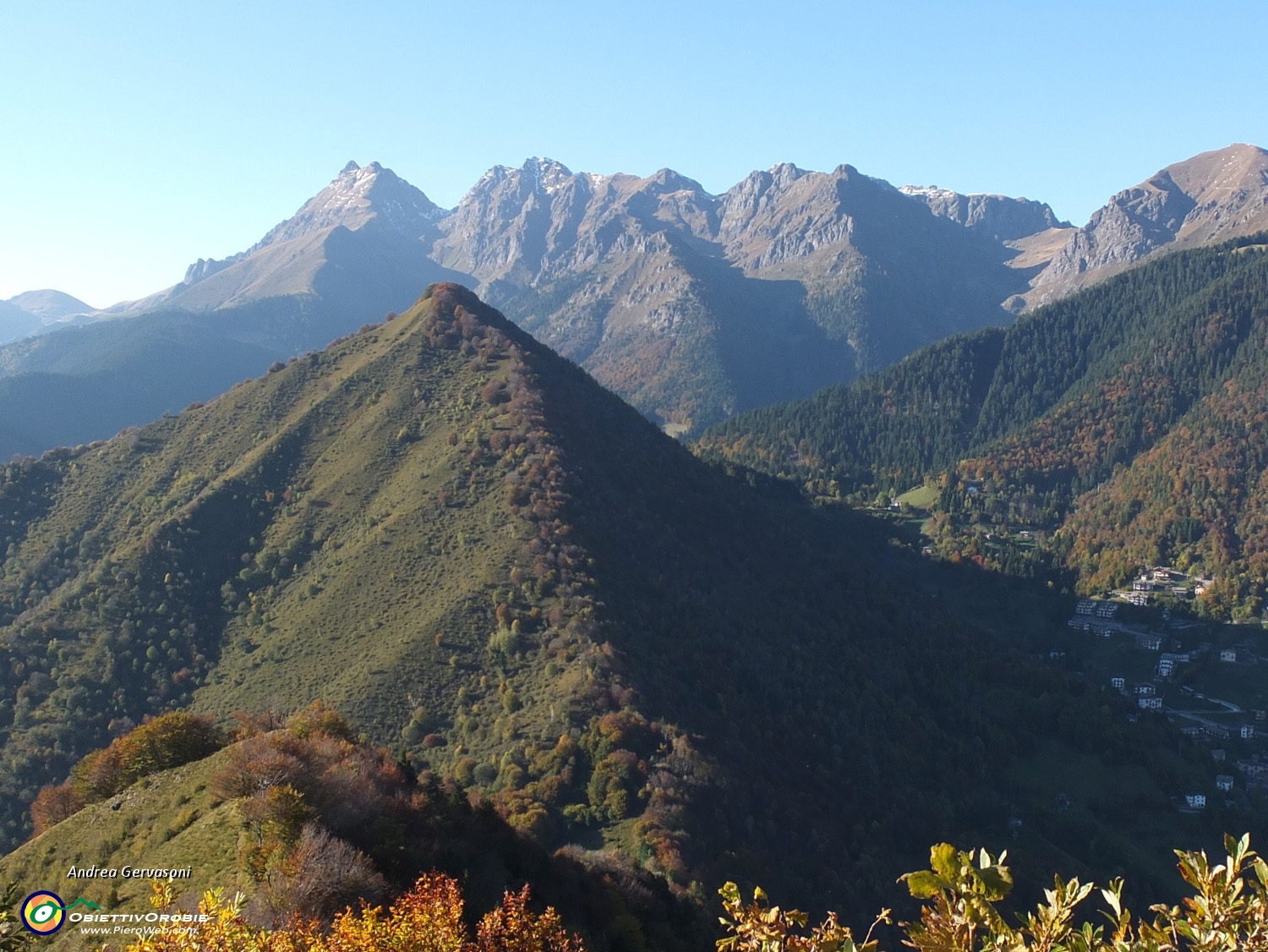 08 Monte Cusio, sullo sfondo Pizzo dei Tre Signori.jpg